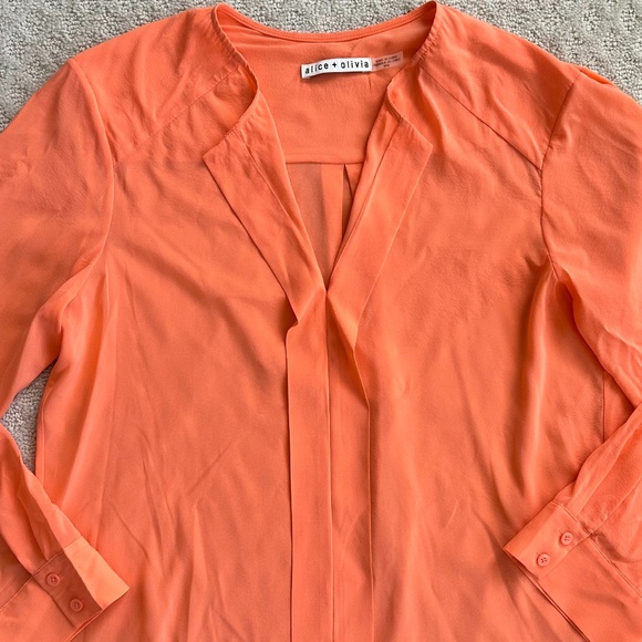 Alice + Olivia Coral/Orange Silk V-Neck Blouse Size Medium Designer Lightweight - Picture 2 of 10